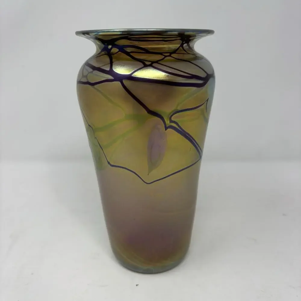 VTG Orient & Flume Lily Ivy Vine UIrridescent 7” Art Glass Vase 1977